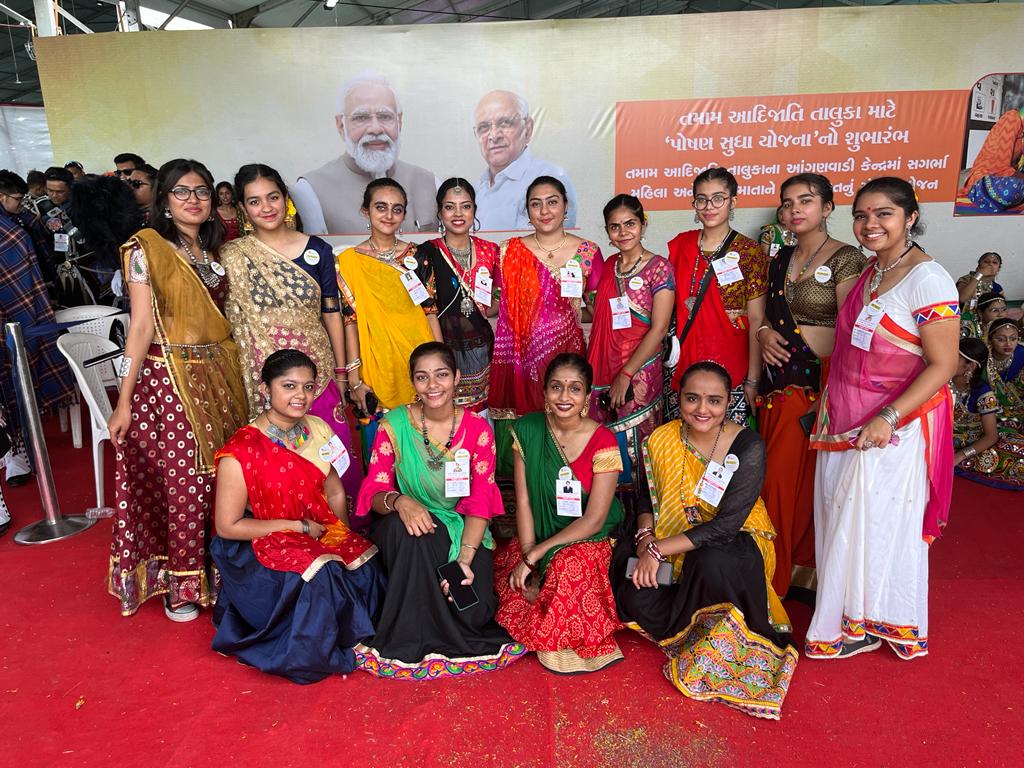 Hon PM Modiji addresses  massive rally in Vadodara today, highlightng schemes projects lnchd fr devpt n women empowermnt.
Reminiscing abt times in Vadodara,he connected with all Barodians!
Honoured to welcme him.
Navrachana girl studnts in bright costumes added 2 the festive mood