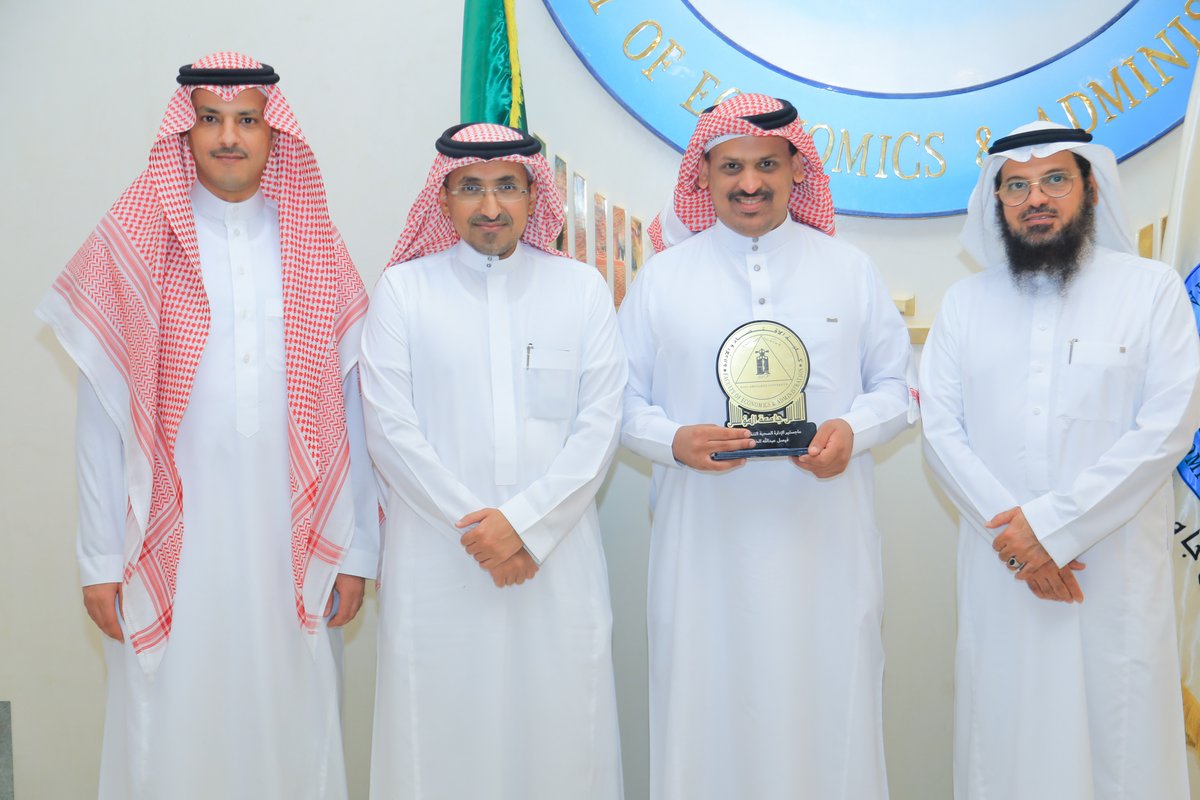 mkalhanawi's tweet photo. احتفل قسم إدارة الخدمات الصحية بالخريجين والمتوقع تخرجهم من برنامج ماجستير الادارة الصحية التنفيذي وذلك يوم الجمعة 17 يوليو 2022 م .. الف مبروك لجميع الزملاء وتمنياتي لهم بدوام التوفيق https://t.co/U7I0edWwJ5