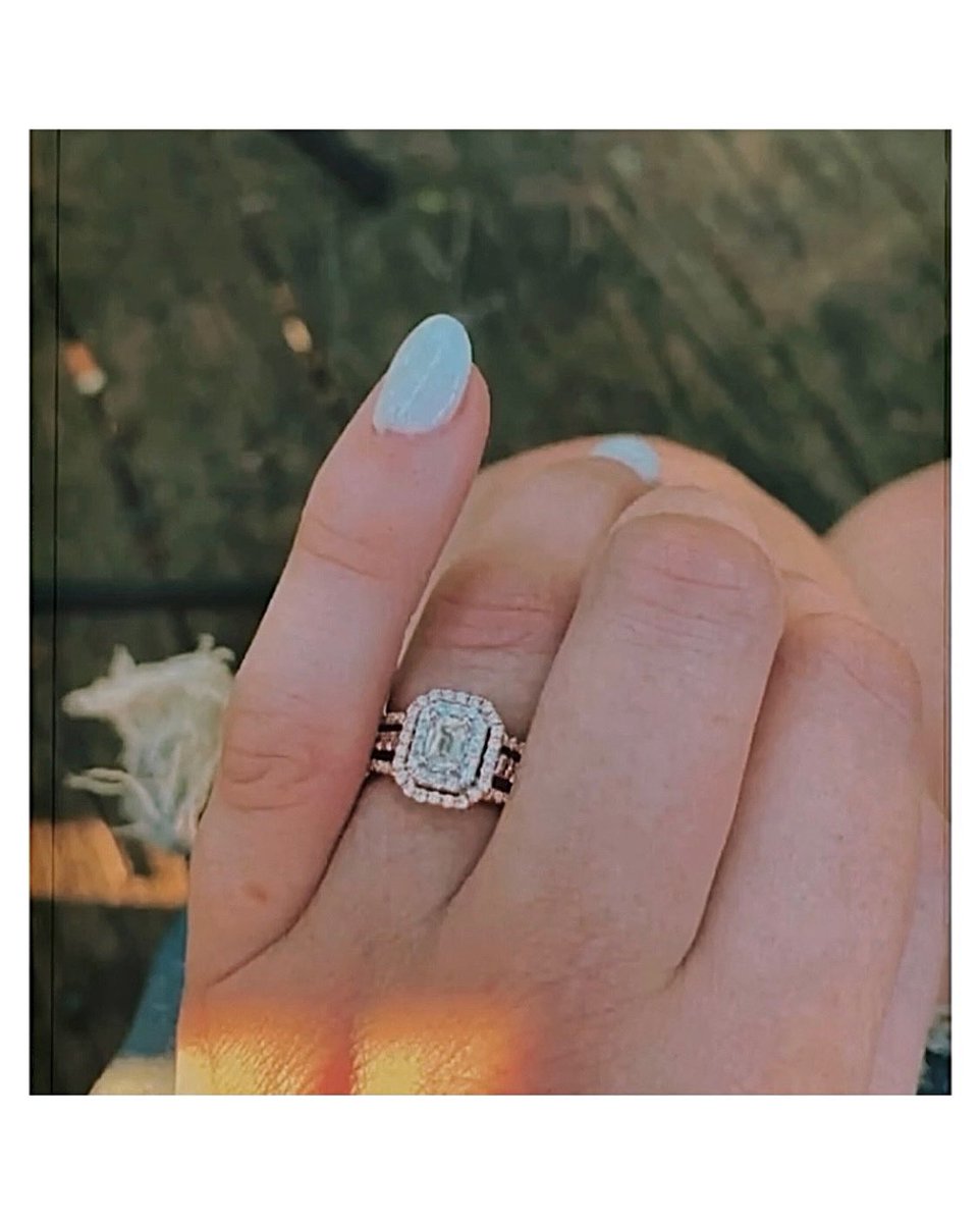 ambernalvarez's tweet photo. I am speechless. 💍

(Of course, I broke my nail right after this.) https://t.co/UzNJ9x3jrn