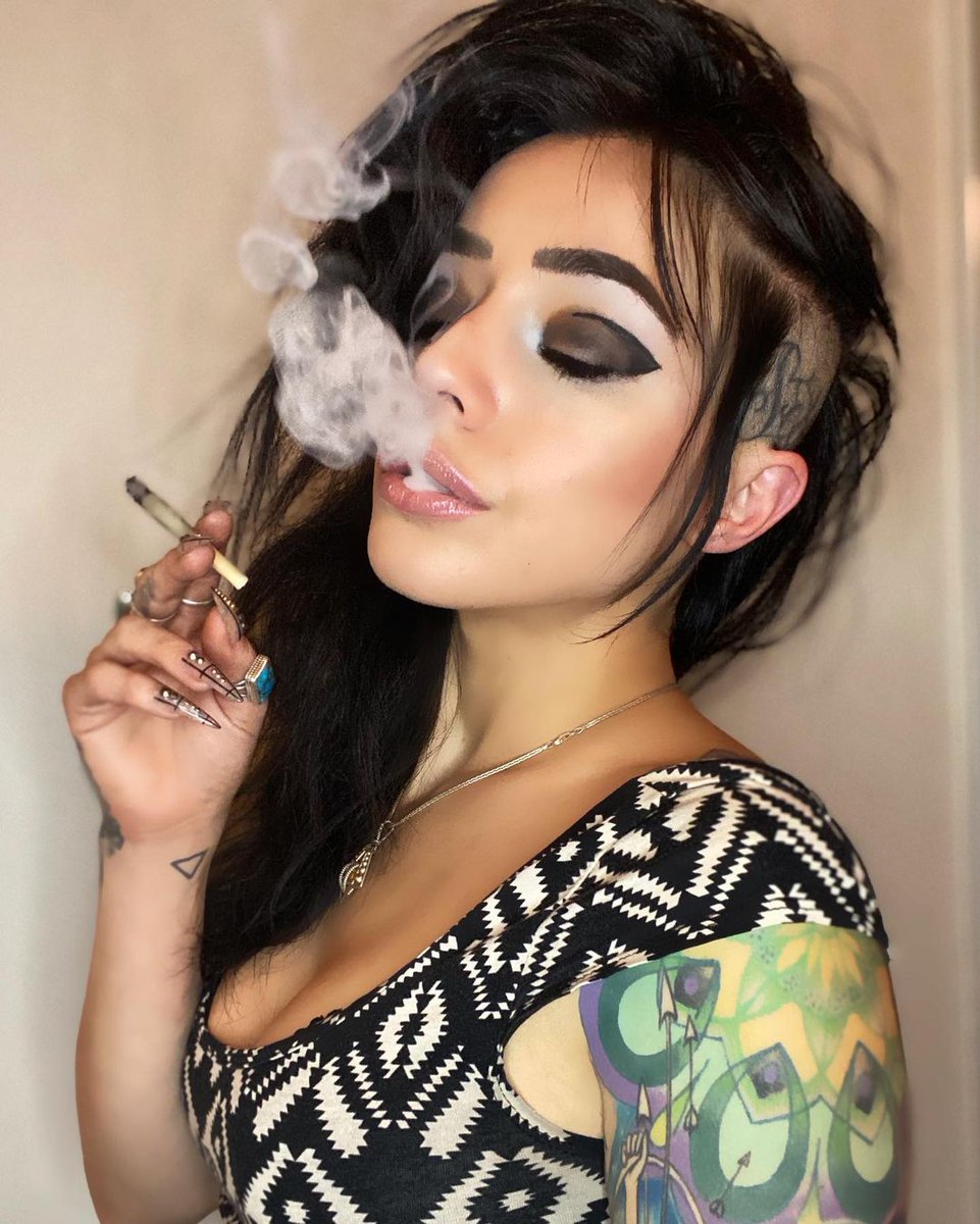 FemaleStoners's tweet photo. 🥑

📷 nikki.narvaez https://t.co/cWobTTI6hU