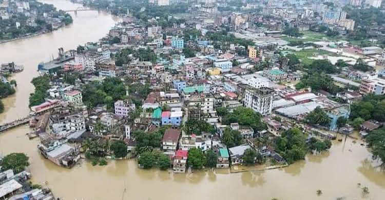 FFF_Bangladesh's tweet photo. The worst #flood in decades has hit #Sylhet and other localities in Bangladesh. People &amp; animals stranded on rooftops. Schools, businesses &amp; houses in undated. Electricity &amp; transport disrupted. 
@GretaThunberg
#Sylhetflood #Bangladesh https://t.co/beETNjTIbX