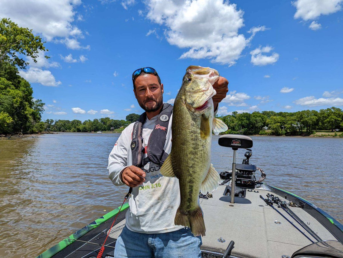 MajorLeagueFish's tweet photo. That's a big cull for Martin Villa to end the day on the James River! https://t.co/2Gl3LPQnPR