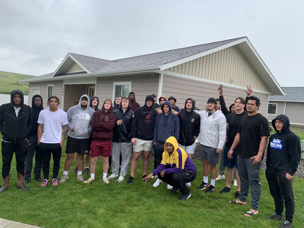 A little rain🌧 couldn’t stop the guys from <a href="/WSUCougarFB/">Washington State Football</a> from spending the morning laying gravel with <a href="/HabitatPalouse/">Palouse Habitat for Humanity</a>🪨

#GoCougs