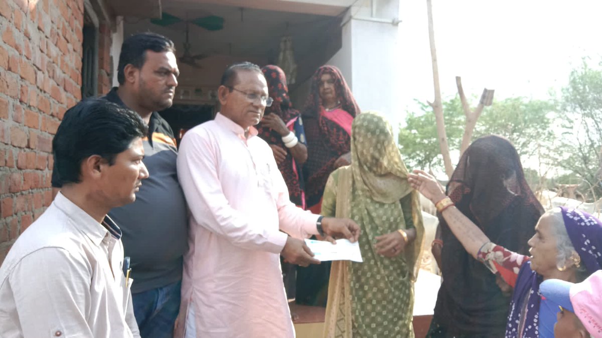 SDshahGAS's tweet photo. #SensitiveGovernment Assistance cheque of ₹ 4 lakh handed over to the heirs of a young man who died in a lightning strike @ their home,Bharada village of Dhangadhra block.
#DoorStepGovernance @narendramodi @PMOIndia @mopr_goi @MoRD_GoI @AmitShah @HMOIndia @skumar_76 @pkumarias https://t.co/Xk1VXjFODO