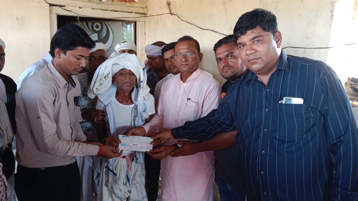 SDshahGAS's tweet photo. #SensitiveGovernment Assistance cheque of ₹ 4 lakh handed over to the heirs of a young man who died in a lightning strike @ their home,Bharada village of Dhangadhra block.
#DoorStepGovernance @narendramodi @PMOIndia @mopr_goi @MoRD_GoI @AmitShah @HMOIndia @skumar_76 @pkumarias https://t.co/Xk1VXjFODO