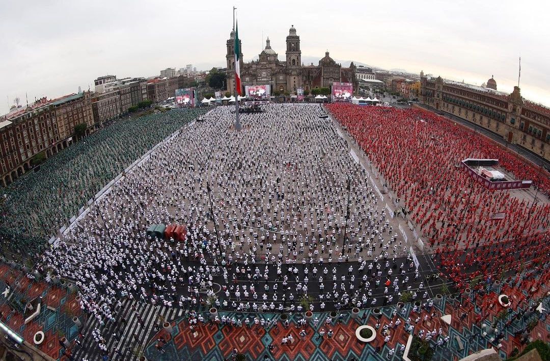 DiputadaOliviaE's tweet photo. Así pintó la plancha del zócalo la #MegaClaseDeBox que rompió #RecordGuinness organizada por el @GobCDMX 
Felicito a la Jefa de Gobierno @Claudiashein por tan excelente iniciativa.
🥊
#Actívate https://t.co/Gpwxwfz77I