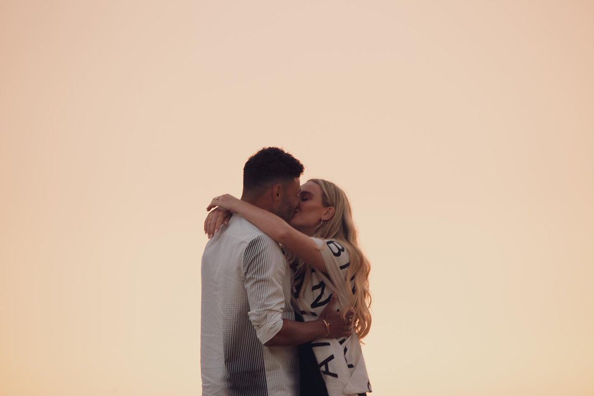 UpdatesPezz's tweet photo. GENTE A PERRIE TA NOIVA 😭♥️ https://t.co/zQ7OQ0ryvb