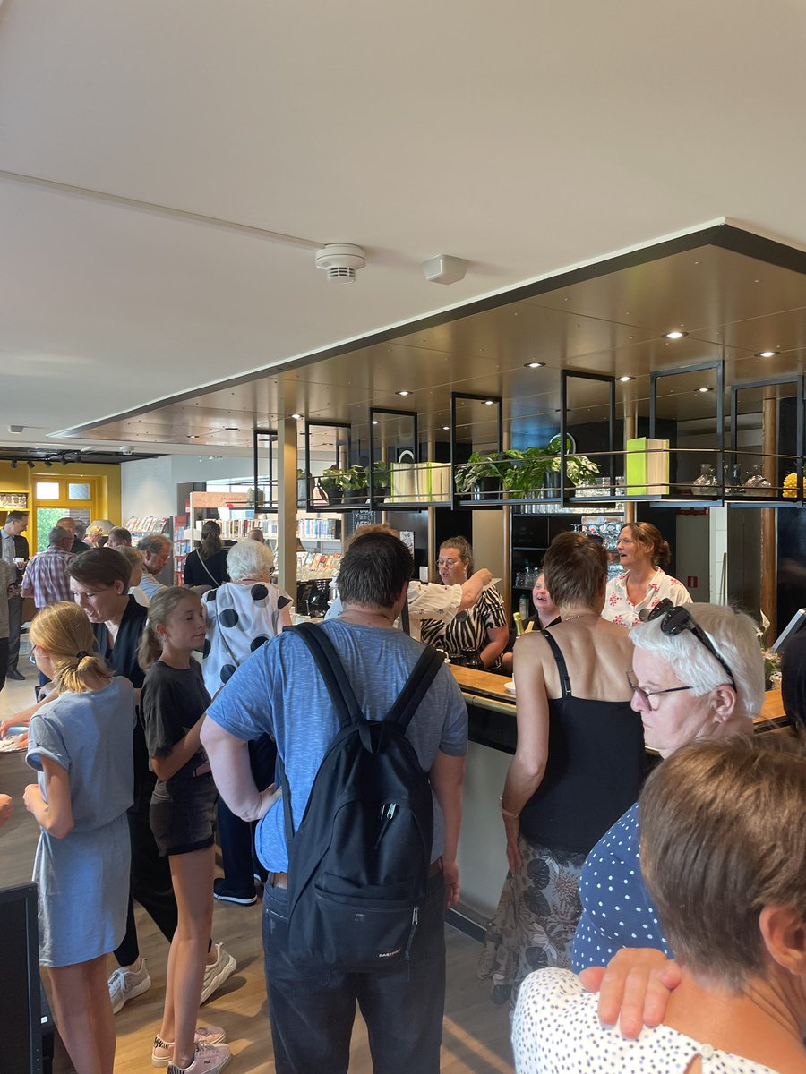 Bakelaar13's tweet image. Prachtige opening van onze maatschappelijk educatieve huiskamer in Odoorn! Inspirerende samenwerking tussen dorpsbelang, Cosis, gemeente en @Biblionet. Dank aan iedereen die hieraan heeft meegewerkt. Heel veel succes en plezier met jullie nieuwe stek.