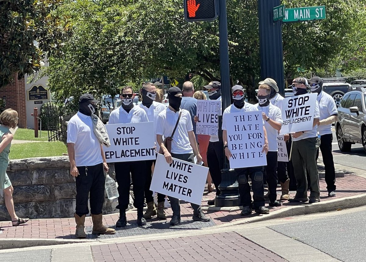 SPOTTED JUST NOW: Racists heading towards FRANKLIN’s #juneteenth2022 celebration @CityOfFranklin 

Be careful y’all. Keep it calm.