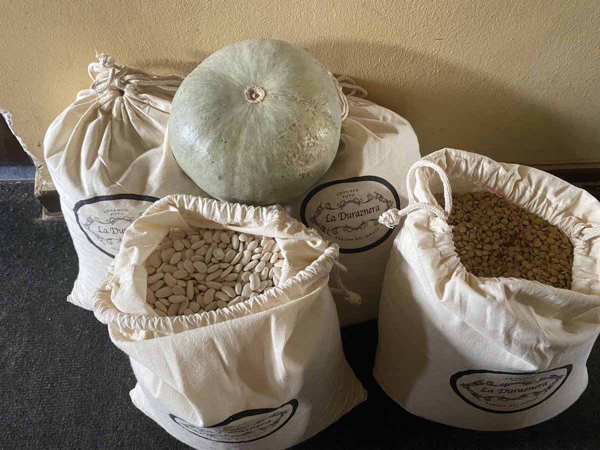 Miren la maravilla que trajo a la puerta de mi casa <a href="/loremarchant/">La Duraznera 🌳✨</a> Lentejas, poroto rubí, poroto manteca, y garbanzos el zapallo de @maifud. 😋😋😋😋
