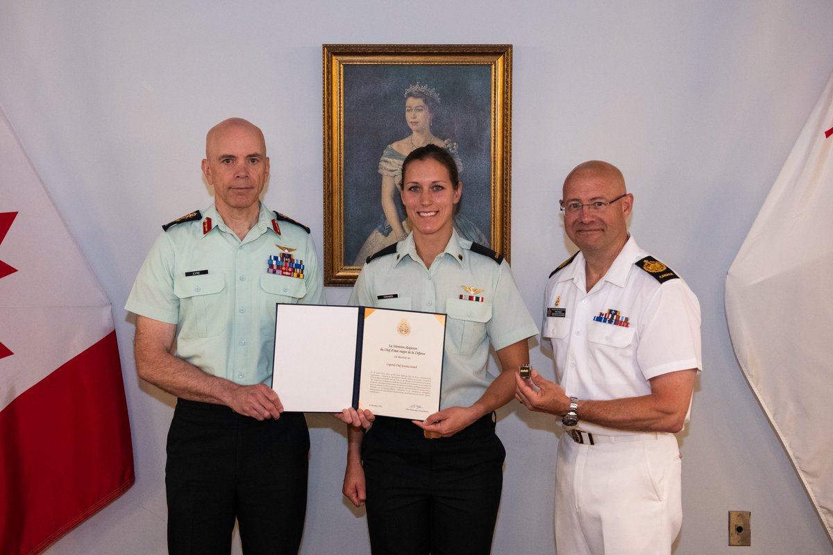 milperscom's tweet photo. #BravoZulu to MCpl Jessika Girard, who was presented with a CDS Commendation for providing professional, compassionate, and high-quality medical care during an emergency situation while deployed in Ukraine.
#MILPERSCOM #CAF #RecognitionProgram https://t.co/KBxVtpSRyl