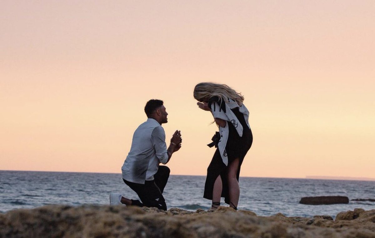 jadesmelia_'s tweet photo. MY PARENTS ARE FINALLY ENGAGED IM CRYING STOP https://t.co/xsd6qcKUUB
