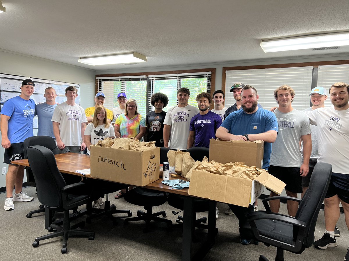 PaladinFootball's tweet photo. Thankful to Trailside Church for letting us help out today in the community‼️

#FUALLTheTime I #EliteIsTheStandard https://t.co/3bxxu6EbaE