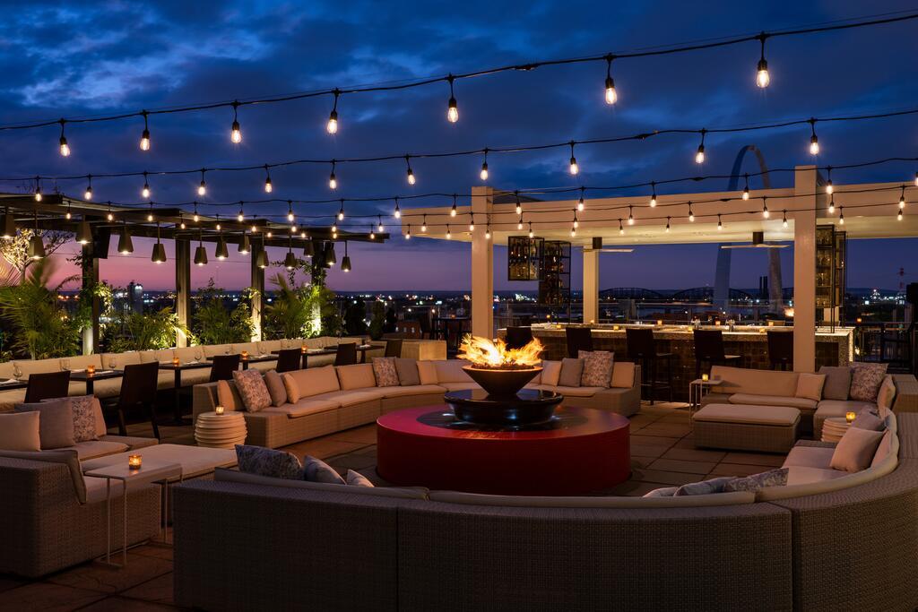 Visiting St. Louis? Check out The Gateway Arch, then check into the <a href="/FourSeasons/">Four Seasons Hotels</a> St. Louis and rehash the day over cocktails on the rooftop! 🍸 One of our faves, and with the stunning backdrop of #GetawayArch and the #StLouis skyline... Search rates: tinyurl.com/2p8m7v3x