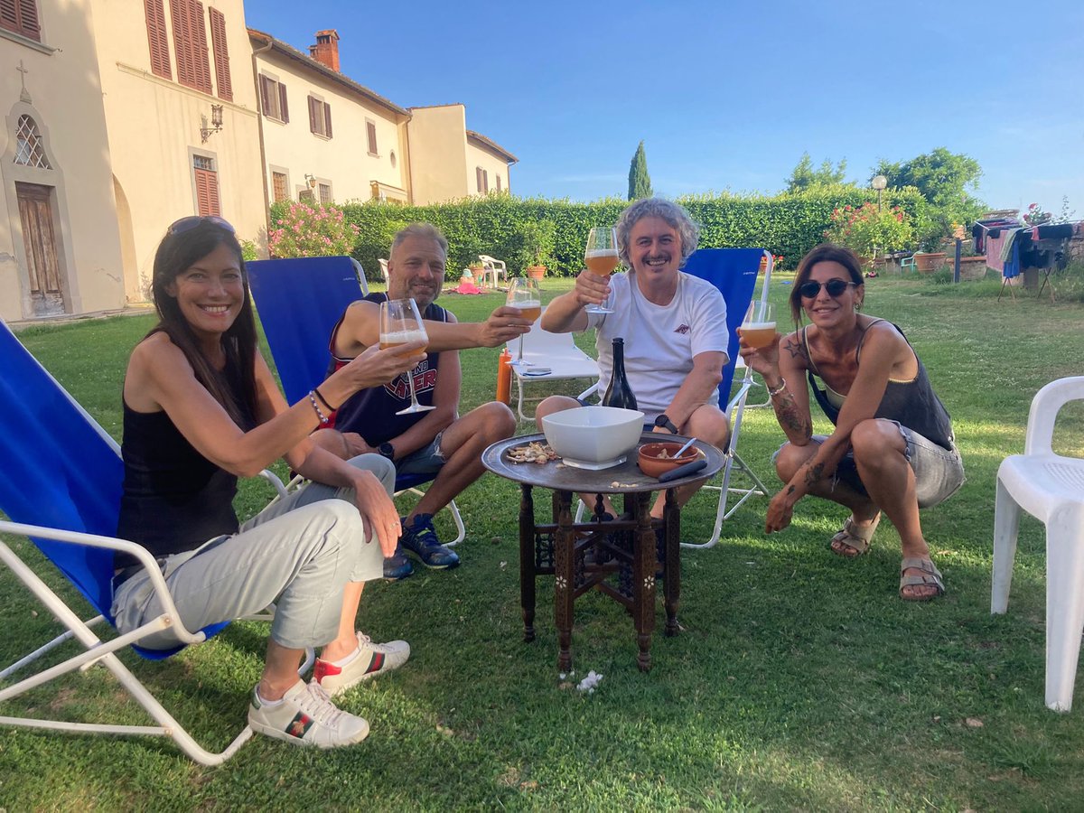 sarahgarou's tweet photo. #finalmenteinsieme #sorelle https://t.co/fFlexo5G7b