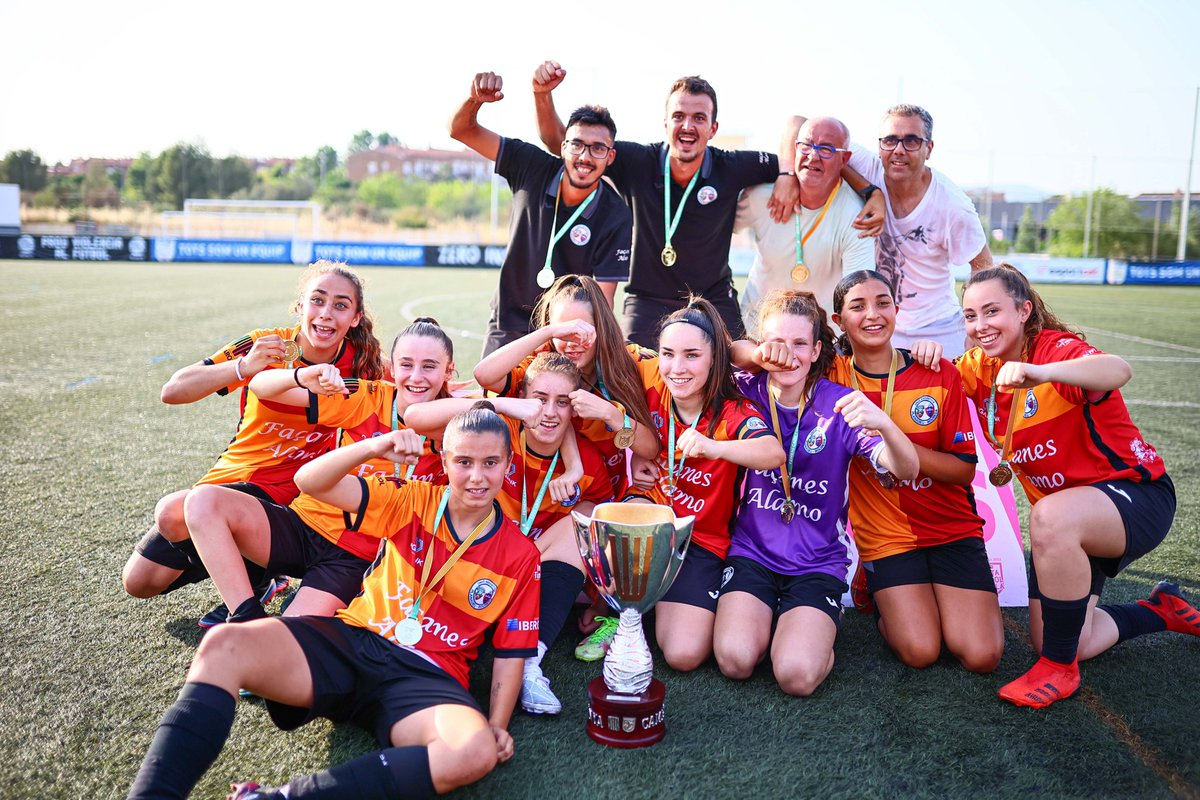 🏆 La <a href="/planadeuroureda/">UE Planadeu Roureda</a>, campiona de Catalunya Cadet en una final d’infart

🆚 S'imposa al <a href="/CDMorell/">CDMORELL futbol base</a> per 3⃣ gols a 4⃣ en l'últim segon de partit.

🙌 FELICITATS CAMPIONES❗️

📝📸📽️: fcf.cat/noticia/la-ue-…

#FestaFutbolCatalà #futfem #Orgullosa