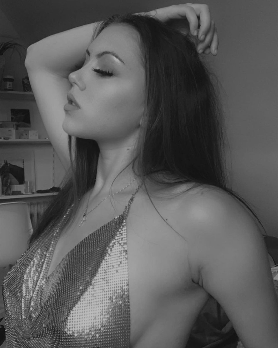 Ich möchte, dass du meine Muschi leckst. Wirst du es für mich tun? 🥵😘😘