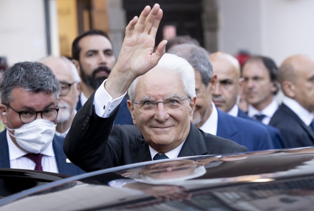 Quirinale's tweet photo. Il Presidente #Mattarella a #Taormina per “L’isola delle Letterature al centro del Mare Nostrum” alla XII edizione di #Taobuk festival https://t.co/jalGjr8Tht