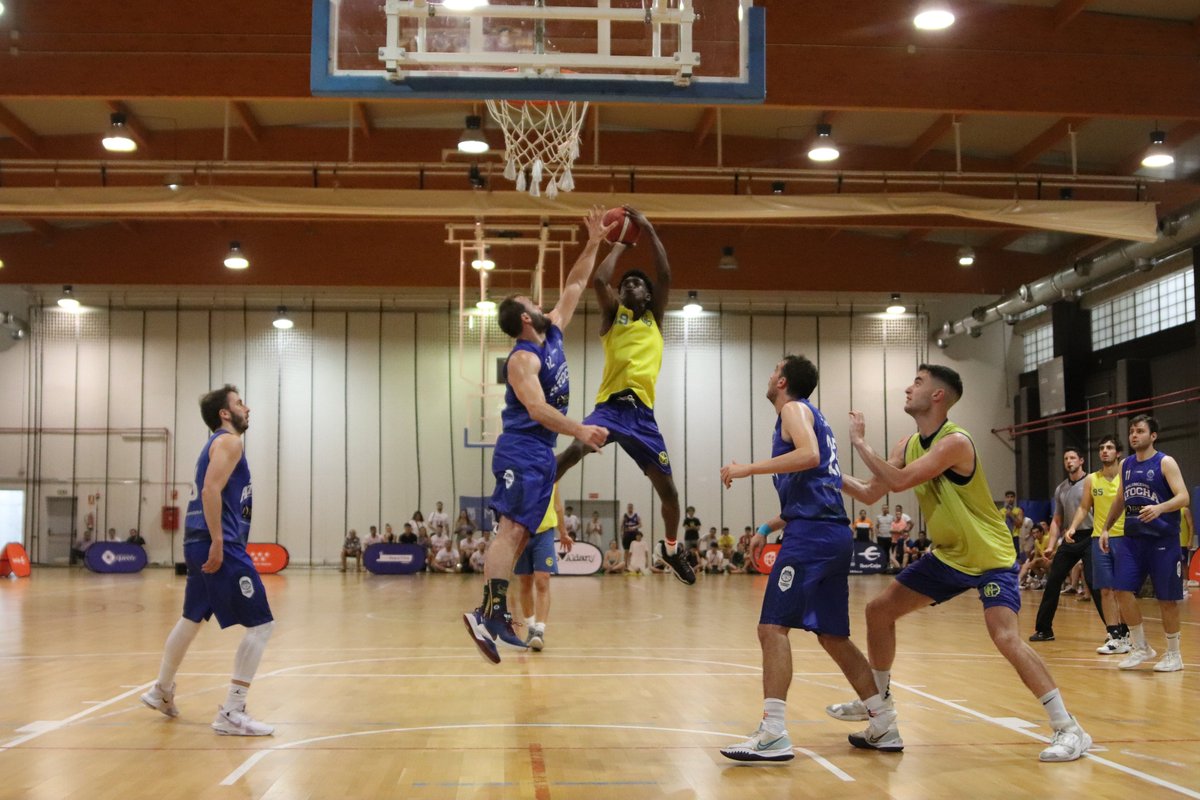 Fed. Bcto. de Madrid (@fbmadrid) on Twitter photo Todo en el aire en la segunda semifinal de Primera Autonómica masculina Oro.
A falta del último cuarto, <a href="/basketatocha/">CB Basket Atocha</a> 62 - <a href="/EstudioCD/">C.D Estudio</a> 52. Todo en el aire en la segunda semifinal de Primera Autonómica masculina Oro.
A falta del último cuarto, <a href="/basketatocha/">CB Basket Atocha</a> 62 - <a href="/EstudioCD/">C.D Estudio</a> 52.