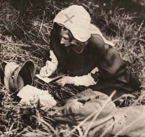 Enfermera de la Cruz Roja registra las últimas palabras de un soldado herido de muerte.