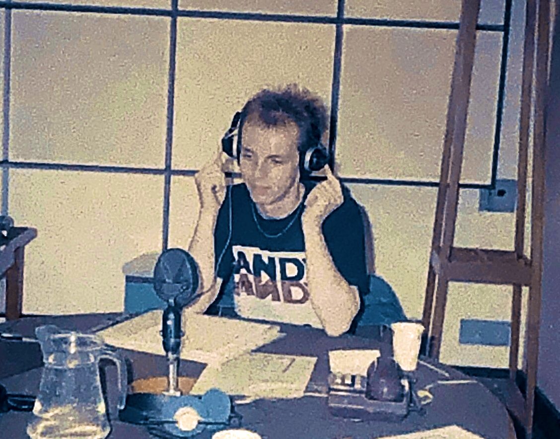 A Saturday afternoon in 1986 at Birmingham’s Pebble Mill studio for an interview with @BBCRadio1PR’s @THEAndyKershaw 
He played “Anne” by The Regular Guys 
youtu.be/0__j9ywusF8
which he was especially fond of, taken from the LP with #6 of my fanzine What A Nice Way To Turn 17.