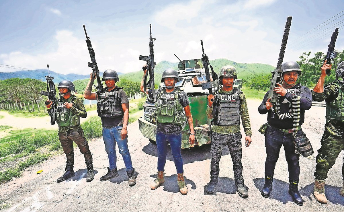 El_Universal_Mx's tweet photo. Las organizaciones criminales reclutan a jóvenes para que formen parte de estas, ya sea voluntariamente u obligandolos, negarse les puede costar la vida #NotaPlus 

https://t.co/WN9moiL2CX https://t.co/85utjoNdID