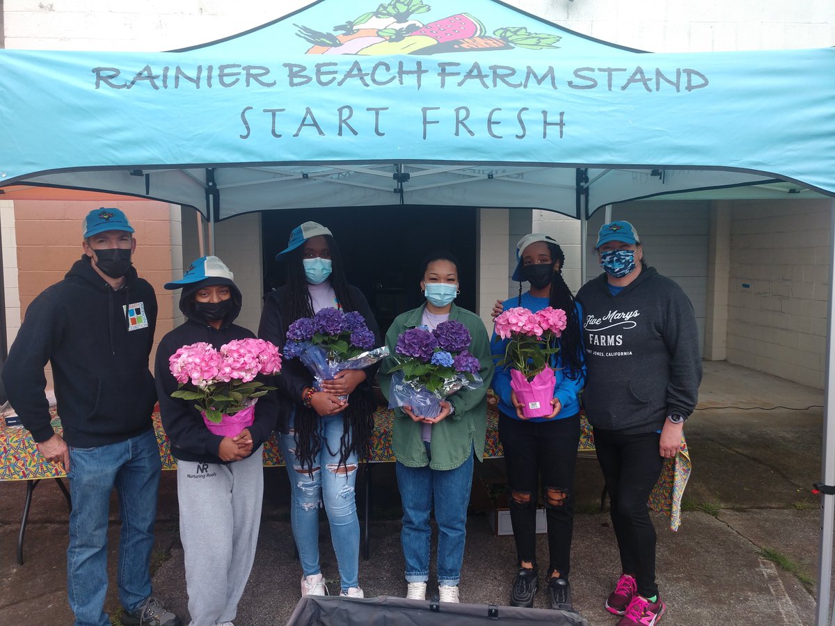 rainierbeach's tweet photo. There they are the organizers of the Rainier Beach Farm Stand. Contributing to food justice, overcoming food insecurity, neighborhood health. Each Saturday  10 am thru October 15 at the RBAC Growth Center 9053 Martin Luther King Jr Way
#rbfarmstand #rbac https://t.co/kOwO6nr6Fy