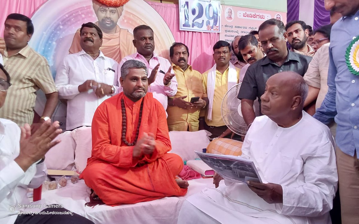 srivpswamiji's tweet photo. Former Prime Ministers, Honorable Mr @H_D_Devegowda's support for the 129th Day Dharani Satyagraha site has been further enhanced by our support for the State Government to increase the SC ST Reservation at Freedom Park in Bangalore.  @BSBommai @narendramodi @JPNadda https://t.co/INH83fm8Wl