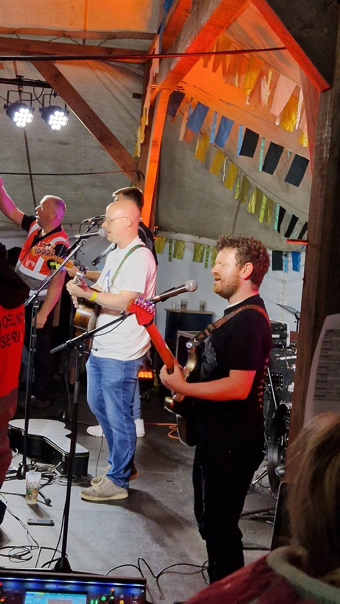 Mae <a href="/bwncathband/">Bwncath</a> yn arbennig o dda unwaith eto. Mae'r Ysgubor hollol dan ei sang heno yn #Tafwyl. <a href="/Tafwyl/">Tafwyl</a> #Tafwyl22

Bwncath does it again! Arguably the best Welsh band around. 🏴󠁧󠁢󠁷󠁬󠁳󠁿