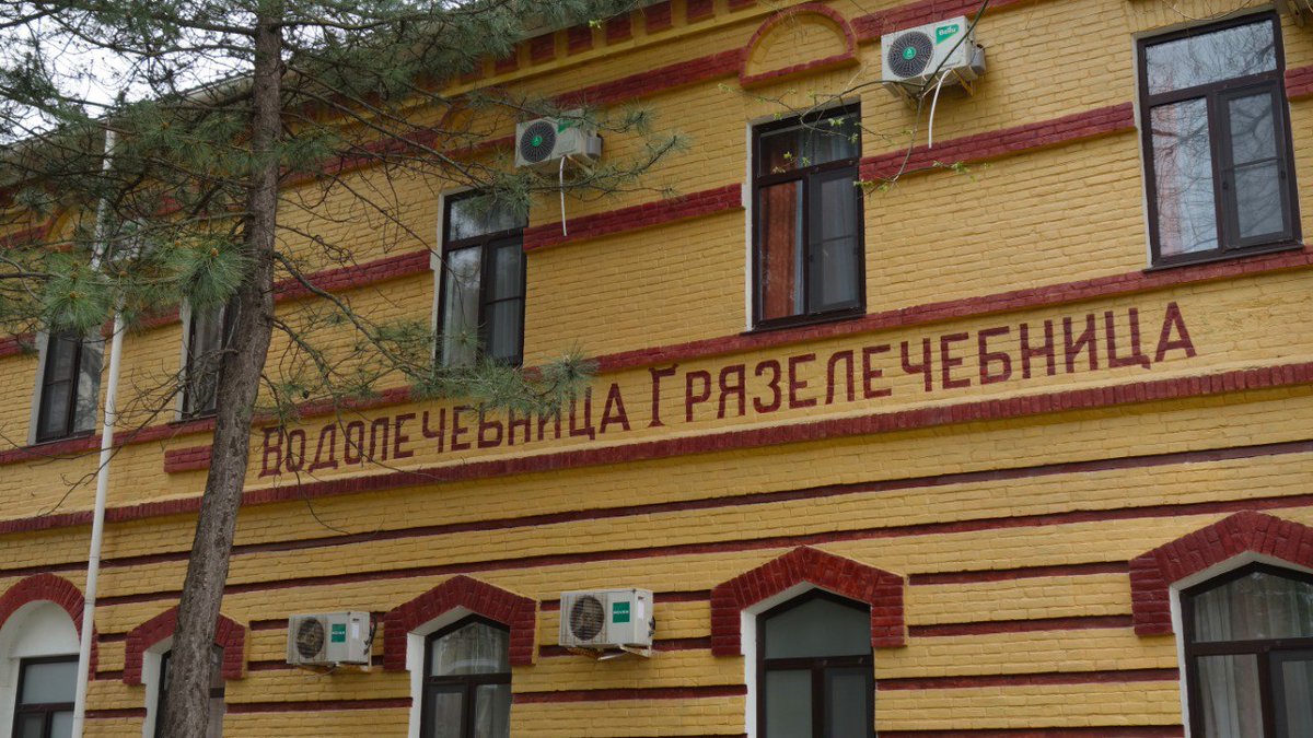 sykt24's tweet photo. После очистки фасада санатория "Маяк" в Анапе, за толстым слоем штукатурки и побелки оказались старые надписи первой санатории "Береговая", которую построил в 1900 году в Анапе доктор Будзинский. На��писи восстановили. #Анапа https://t.co/QAuu8PmI5u