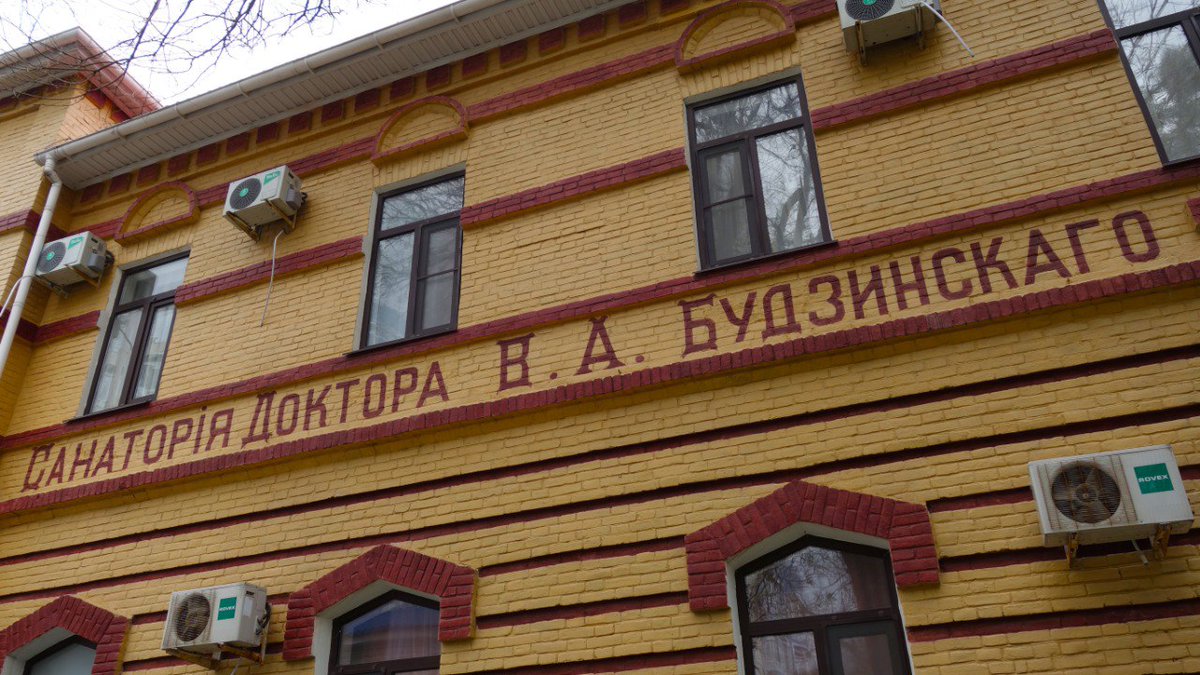 После очистки фасада санатория "Маяк" в Анапе, за толстым слоем штукатурки и побелки оказались старые надписи первой санатории "Береговая", которую построил в 1900 году в Анапе доктор Будзинский. Надписи восстановили. #Анапа