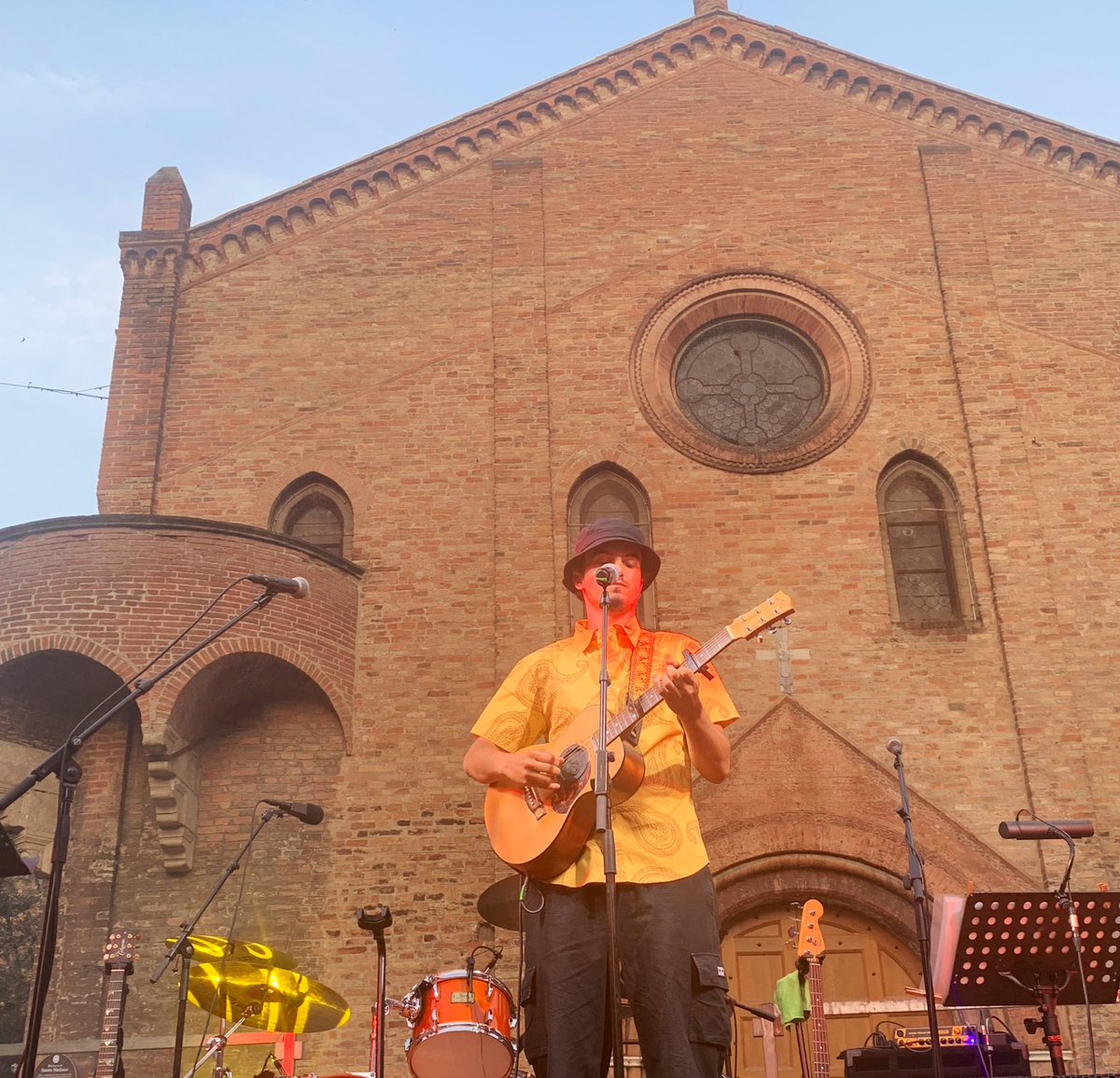 RepIdee's tweet image. La confessione di @folcast_ a @ernieassa sul palco di piazza Santo Stefano a #Bologna per #RepIdee2022: “Forse ho scelto un nome d’arte perché oggi fa paura mettere nome e cognome. A me piaceva il suono”