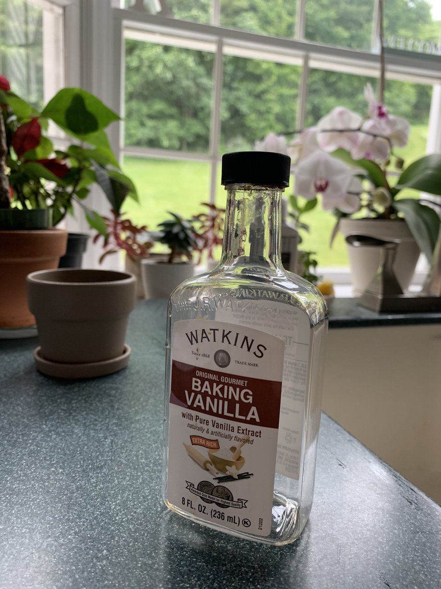 TeenuhKelly's tweet photo. It took me about 6 years to go through this bottle of vanilla extract. Also finished a jar of cinnamon and a bag of brown sugar today. Very satisfying. 👩🏻‍🍳 https://t.co/Q7UA6u66Lq