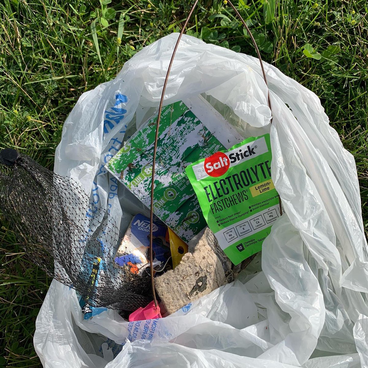 jeremypmurphy's tweet photo. Helpful plogging tips for #BuffPloggingDay: Bring your dog🐶to aid trash detection, wear a Buff to stay cool in summer, wear gloves, bring 2 garbage bags, &amp; try to pick up all that you see. Invite family/friends to help too. #DoMoreNowBR #bibchat #buffusa #bibravepro https://t.co/4HeWE53YDA