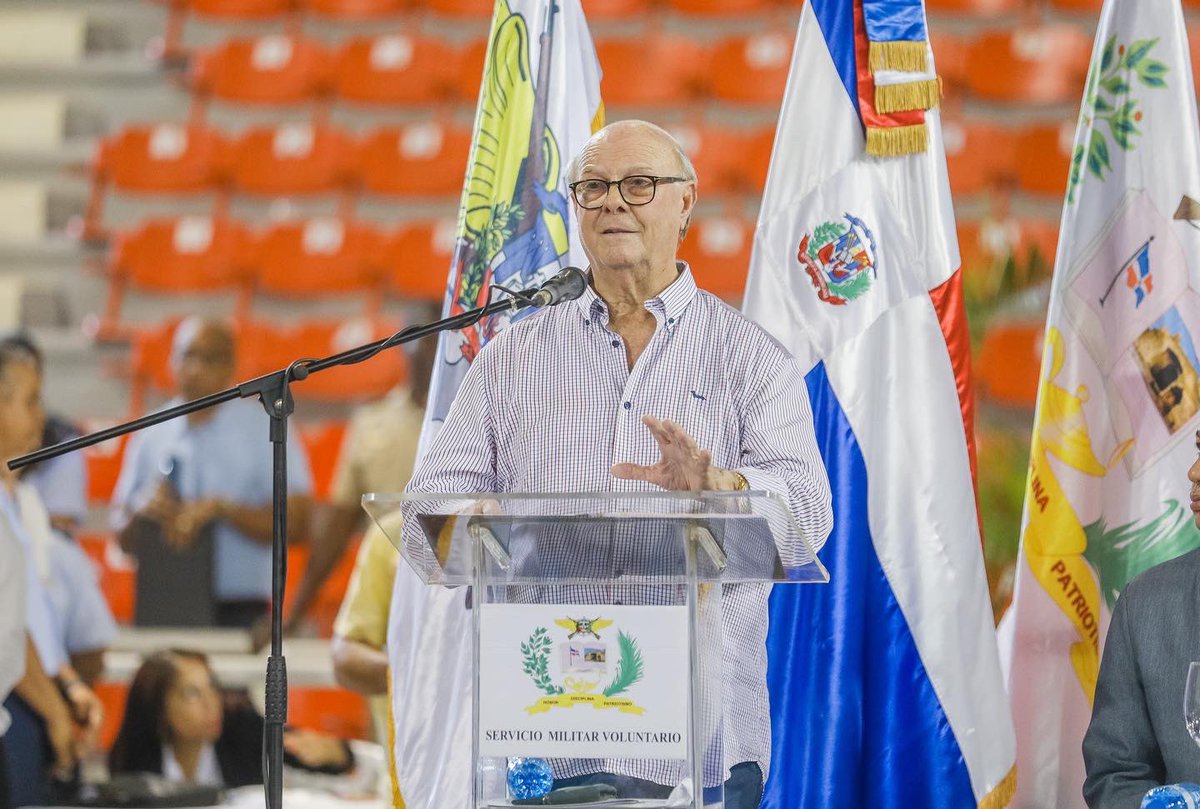 llegopapa's tweet photo. Agradezco mucho la distinción recibida hoy en reconocimiento por la creación del programa de Servicio Militar Voluntario del @MDefensaRD. Siento orgullo de los logros  alcanzados desde el gobierno del Pdte. @luisabinader para darle cada vez más oportunidades a los jóvenes. https://t.co/cKsPnoLNkL