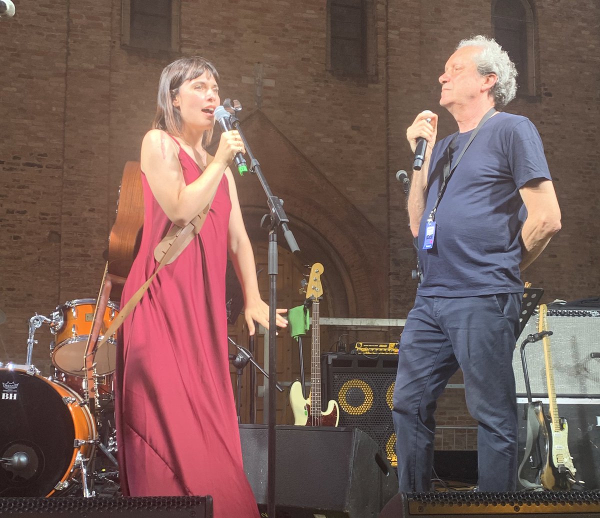 RepIdee's tweet image. “Non c’è niente di più universale del particolare. La musica è un’arte visiva. Io non so disegnare ma scrivere canzoni è il mio modo di provare a farlo”: le parole di @ericamou sul palco di #RepIdee2022 con @ernieassa