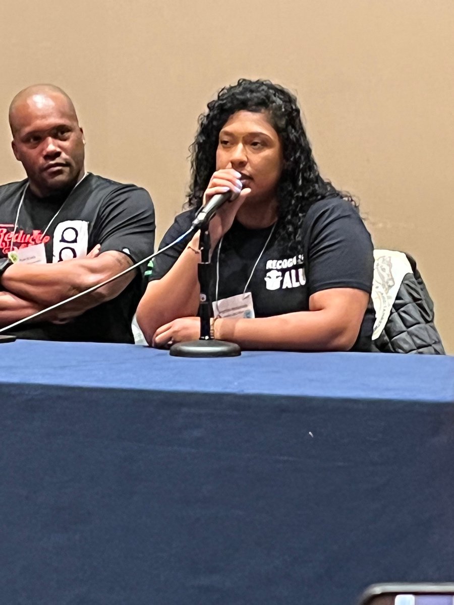 sarahlazare's tweet image. Standing ovation for Angelika Maldonado. What did she say that moved the crowd? She simply introduced herself as a worker from the JFK8 Amazon warehouse in Staten Island. #LaborNotes2022