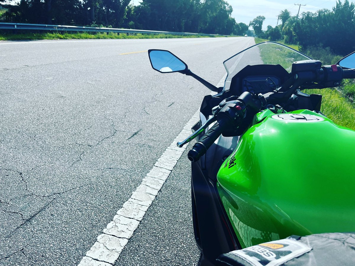 amylee14's tweet photo. Well this morning didn’t go as planned as this was my view from the side of the road after popping my chain, thankfully my amazing husband @iHankJr showed up and fixed it for me to ride on into the morning 😅 #bikeproblems #husbandforthesave #heputsupwithme #sideoftheroadfun https://t.co/qgR5Gkl2Pq