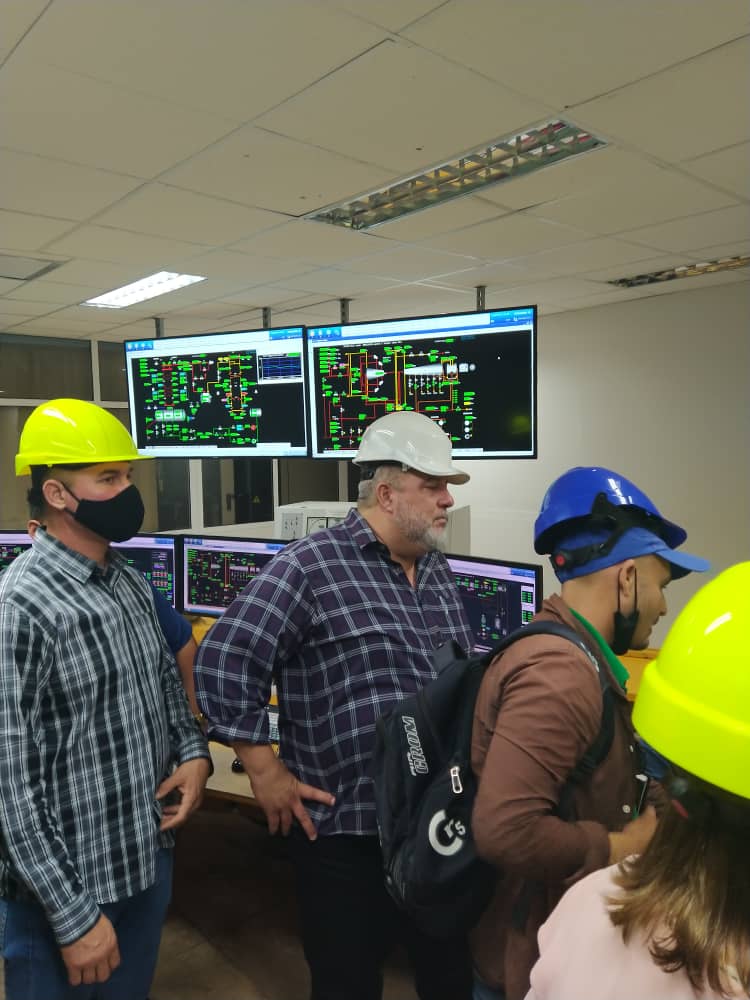 MMarreroCruz's tweet photo. Recorrimos la Central Termoeléctrica Ernesto Guevara de la Serna, ubicada en Santa Cruz del Norte, donde conocimos los detalles de su funcionamiento, y las labores de mantenimiento que se realizarán para aumentar su capacidad de generación de megawatts.
#ParaCubaTrabajamos #Cuba https://t.co/8N1LaKlvvq