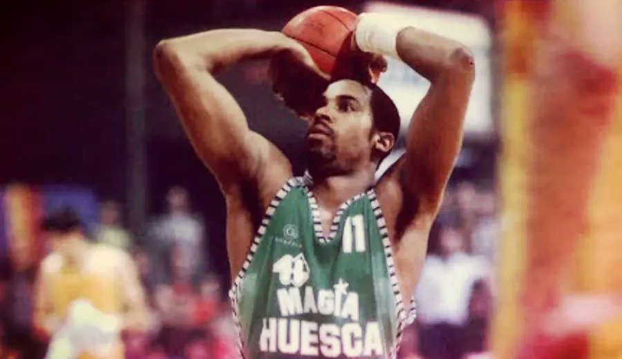 CBPHuesca's tweet photo. Feliz 60 cumpleaños leyenda🙌🙌💚💚
#grangerhall #aupapeñas https://t.co/dZWqZeqOqm