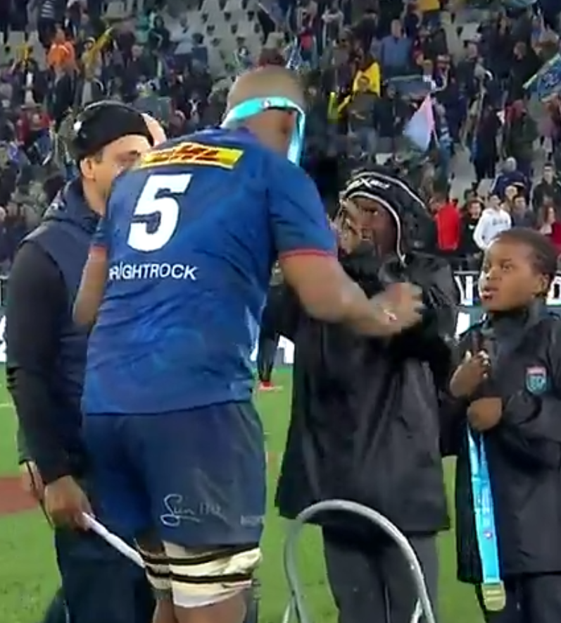 LOVE THIS!!!!

<a href="/MarvinOrie/">Marvin Orie</a> gifting his scrum cap to the schoolboy who gave his winner's medal to him.

#URCFinal #STOvBUL