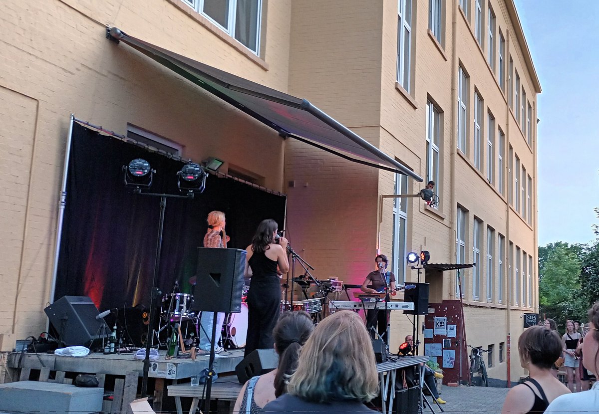 Kunst_in_Kassel's tweet photo. Schöne Atmosphäre bei der #documenta-Eröffnungsparty im #Sandershaus. Zeltstimmung, DJane und Live-Musik #umsonstunddraussen im Biergarten. https://t.co/a8zXa46x7b