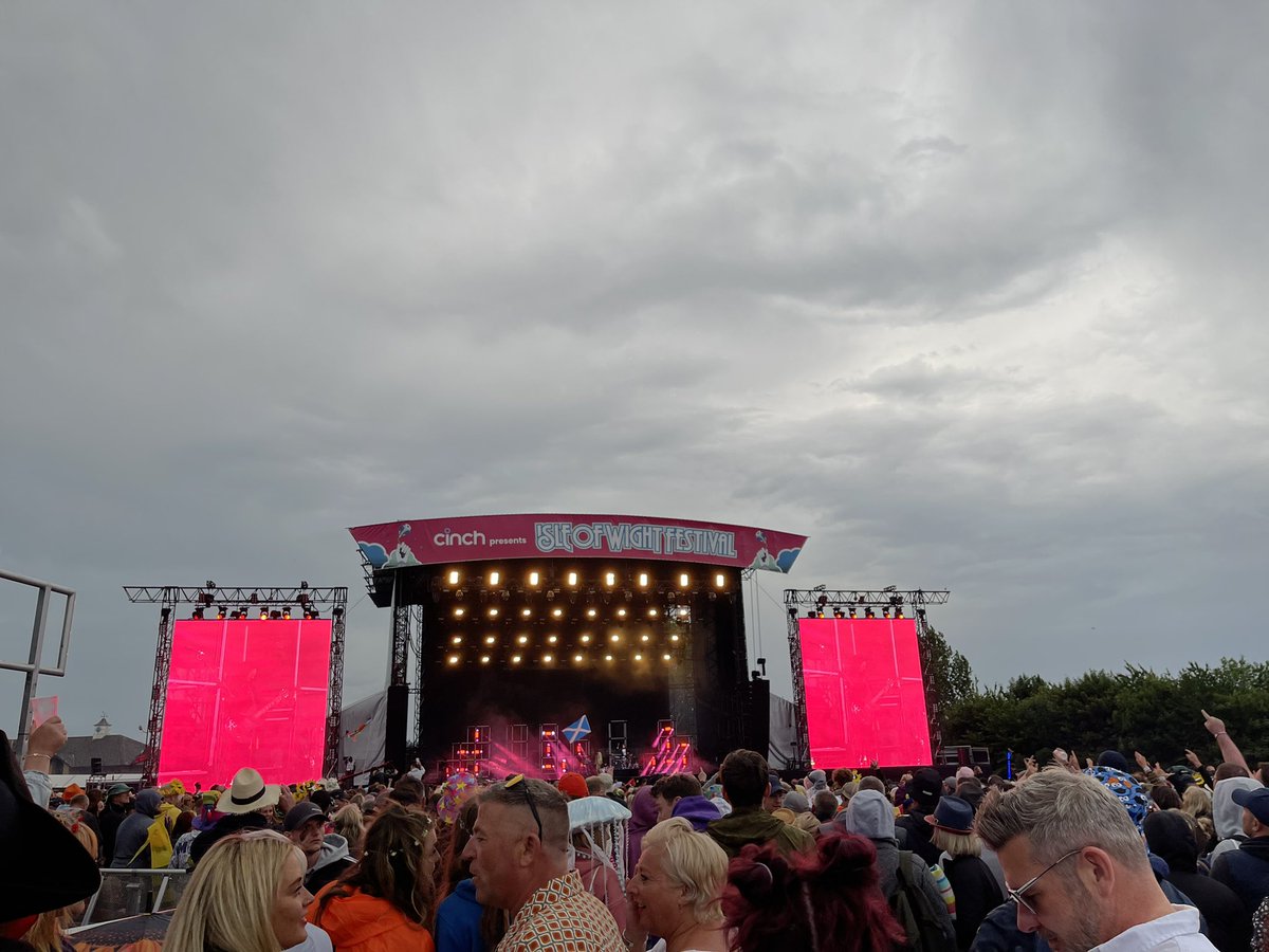 Hey @IsleOfWightFest What’s going on with the sound on the main stage? It’s been really hard to hear both @BlossomsBand & @KasabianHQ and we’re quite near the front