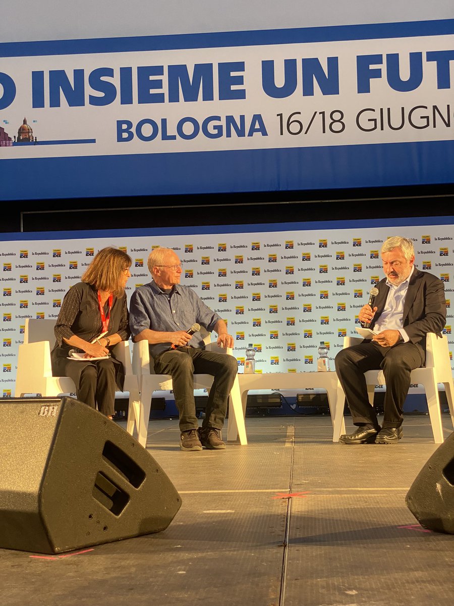 RepIdee's tweet image. #RepIdee2022 David Grossman a Maurizio Molinari (@Maumol): “Ho iniziato a scrivere da giovanissimo. Una ragazza mi aveva lasciato. Le ho scritto una lettera lunghissima, mi sono accorto che dentro c’era la mia prima storia. Quella ragazza è tornata ed è ancora accanto a me”