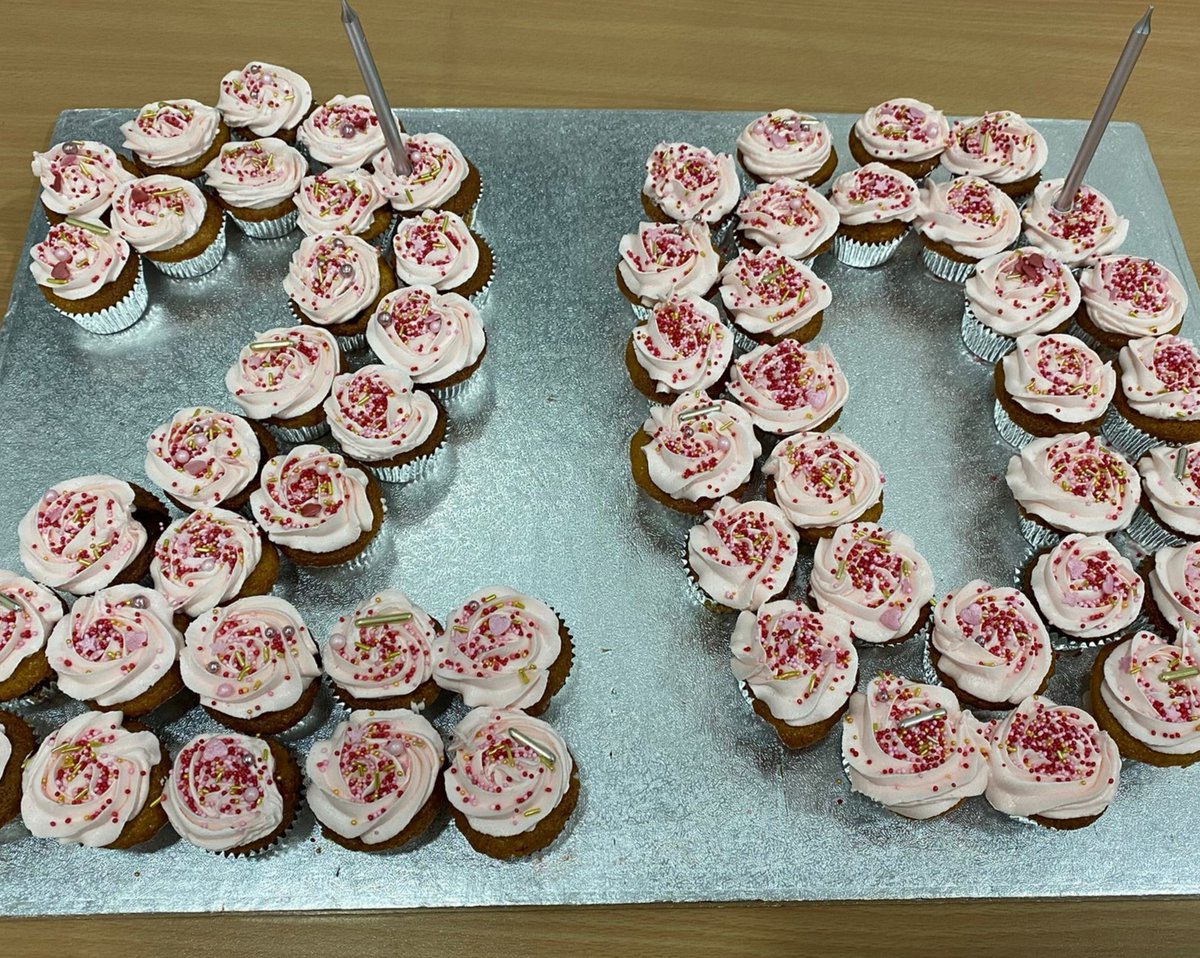 MTarradellas's tweet photo. Aq és el pastís d'aniversari de la @dinkefont i una seva amiga...fet amb #minicupcakes de #llimona i #gerds! Espero agradi a tots els comensals! #birthdaycake #pastísdaniversari #pastísfetambcupcakes https://t.co/0oD3TLpW35