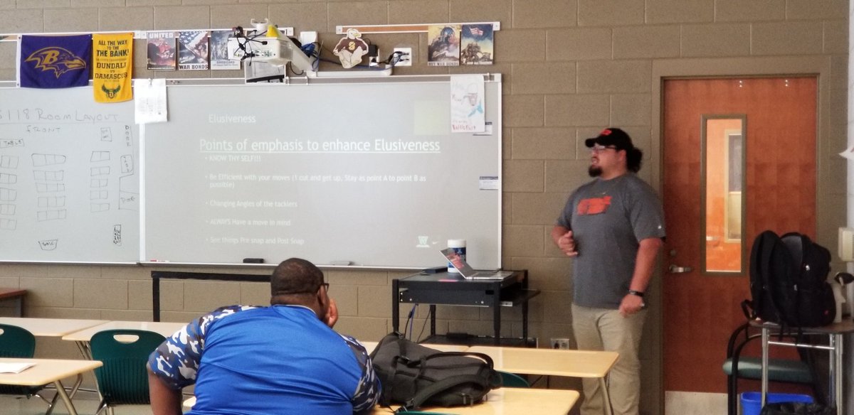 @DGonzales7770 representing @WVWCFB and talking at the SouthEast Coaches Clinic. Talking RB coaching and technique💯🏈