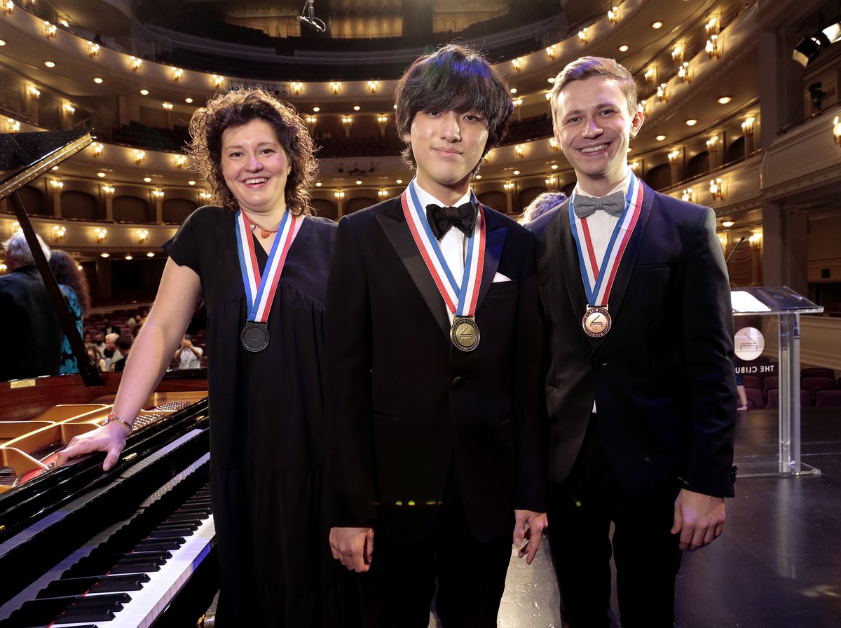 TheCliburn's tweet photo. Announcing the medalists of the Sixteenth Van Cliburn International Piano Competition.

GOLD MEDALIST
Yunchan Lim / 임윤찬, South Korea, 18

SILVER MEDALIST
Anna Geniushene / Анна Генюшене, Russia, 31

BRONZE MEDALIST
Dmytro Choni / Дмитро Чоні, Ukraine, 28

#cliburn2022 https://t.co/v6F1VFPd09