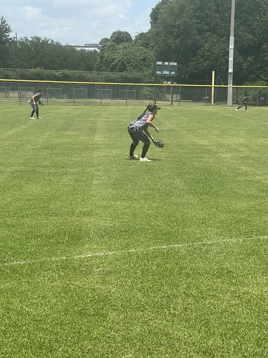 Foster_Softball's tweet photo. Started the day off in Sugarland watching @AlinaSatcher @jordan_tosch @MickaylaTosch @_maddie_carter @emcdowell2024 @ripleywelker. Way to make us Foster Proud! #workingallsummer #studs #HOT https://t.co/Au3VPnGHBj