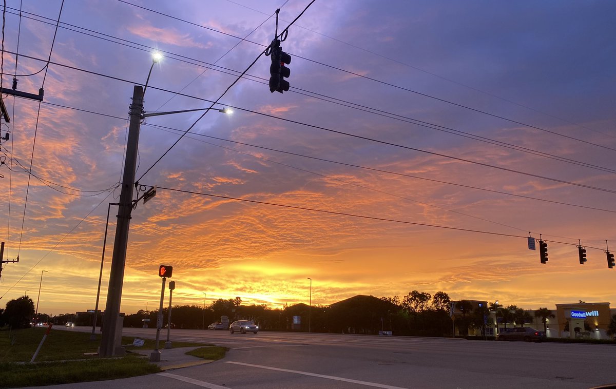 keo1111_'s tweet photo. The skies were glowing tonight. 😍 https://t.co/NMcFWZt4Tu