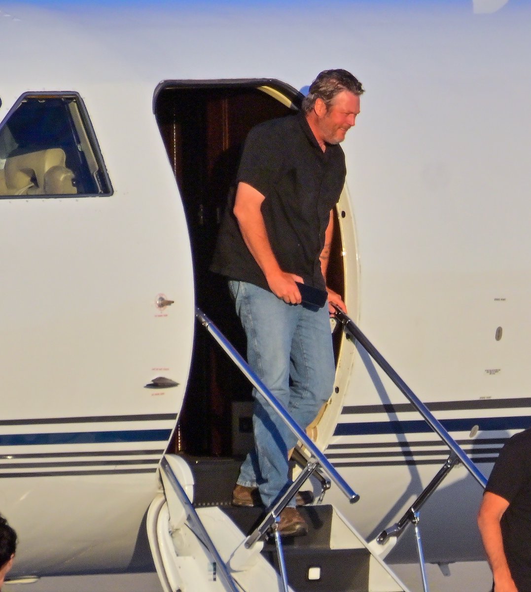 gwenblakeinfo's tweet photo. 📸 18th June II Blake and Gwen at the airport, Los Angeles CA [25 HQs] https://t.co/9dYB3NHt7X https://t.co/MLHhEqwsGC
